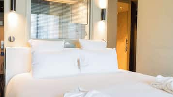 Quarto superior, 1 cama King, terraço, no piso térreo | Frigobar, cofres nos quartos, escrivaninha, quartos à prova de som