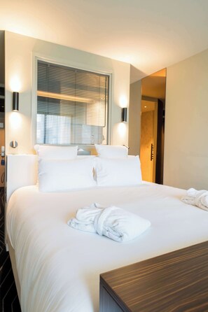 Superior Room, 1 King Bed, Terrace, Ground Floor | Minibar, in-room safe, desk, soundproofing
