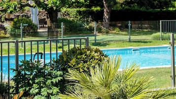 Seasonal outdoor pool, sun loungers