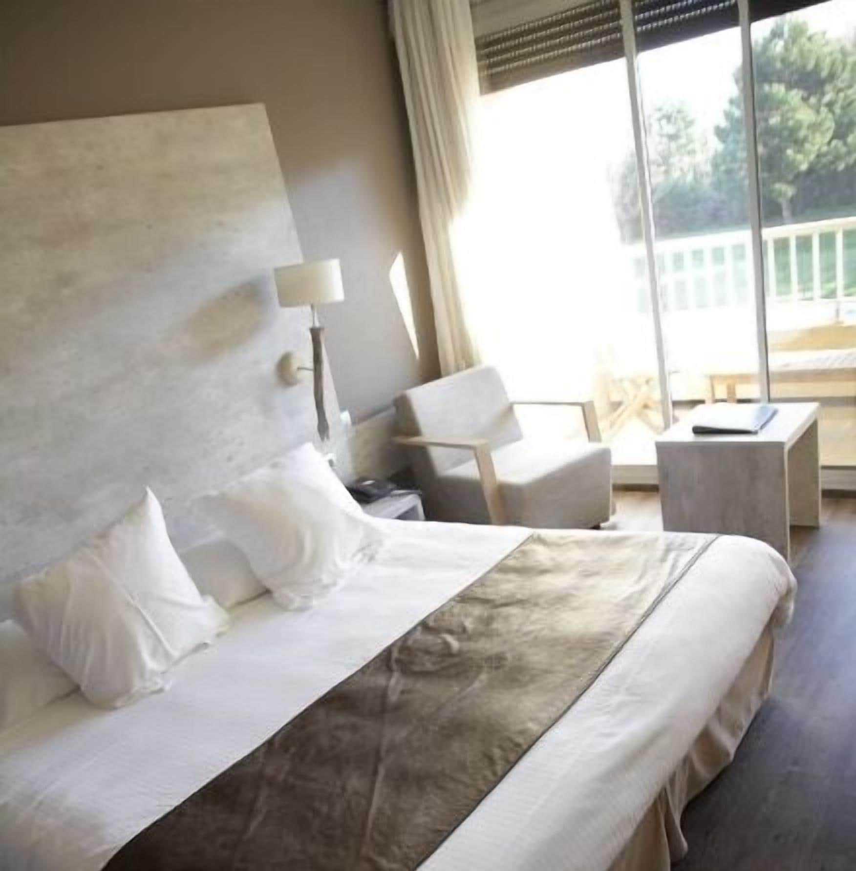 standard room, 1 queen bed, non smoking | minibar, in-room safe, desk, soundproofing