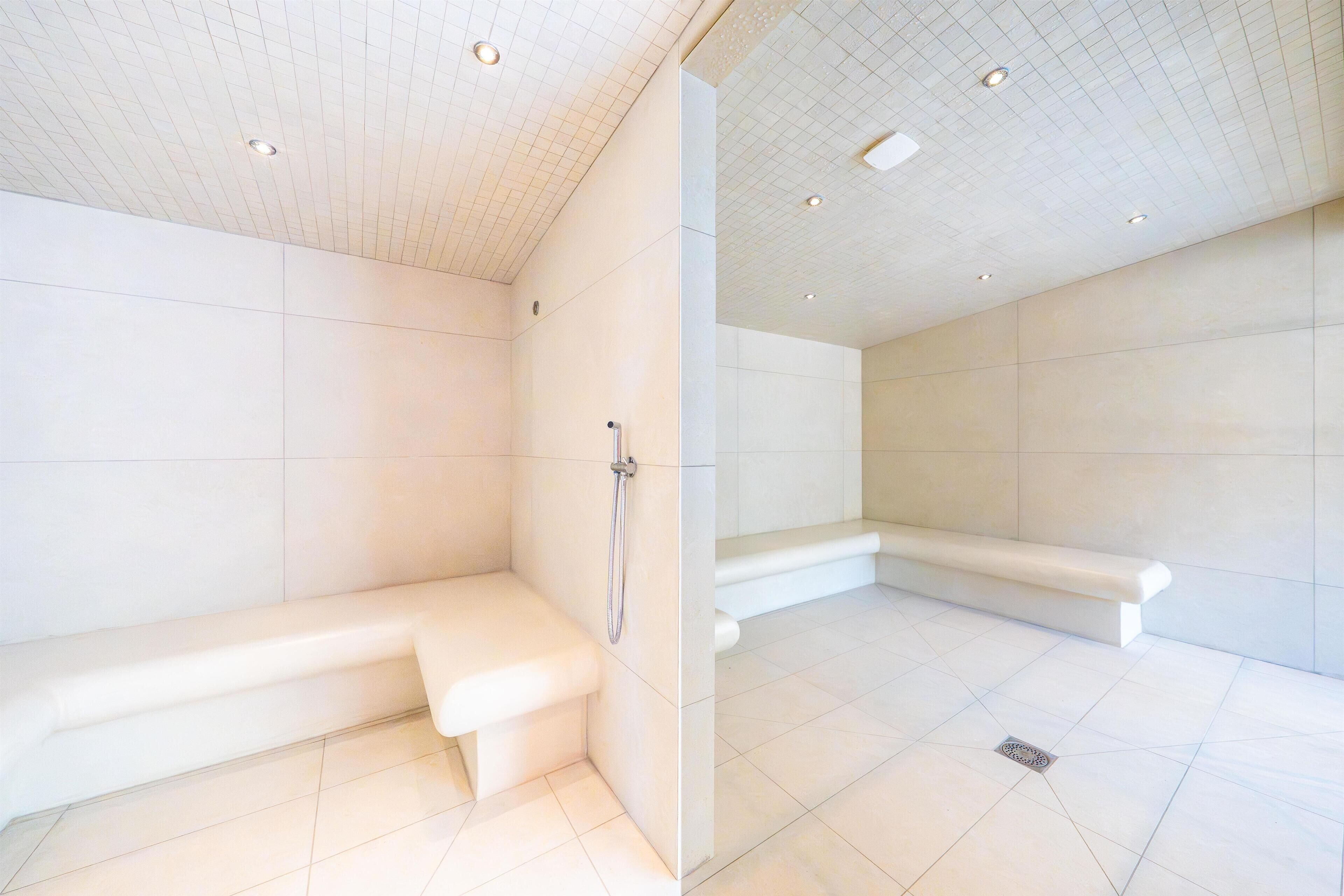 カップル用トリートメントルーム、サウナ、ホットタブ、スチームサウナ、ホットストーンマッサージ、ディープティシュー マッサージ