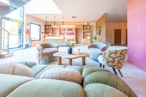 Couples treatment rooms, sauna, hot tub, steam room, hot stone massages