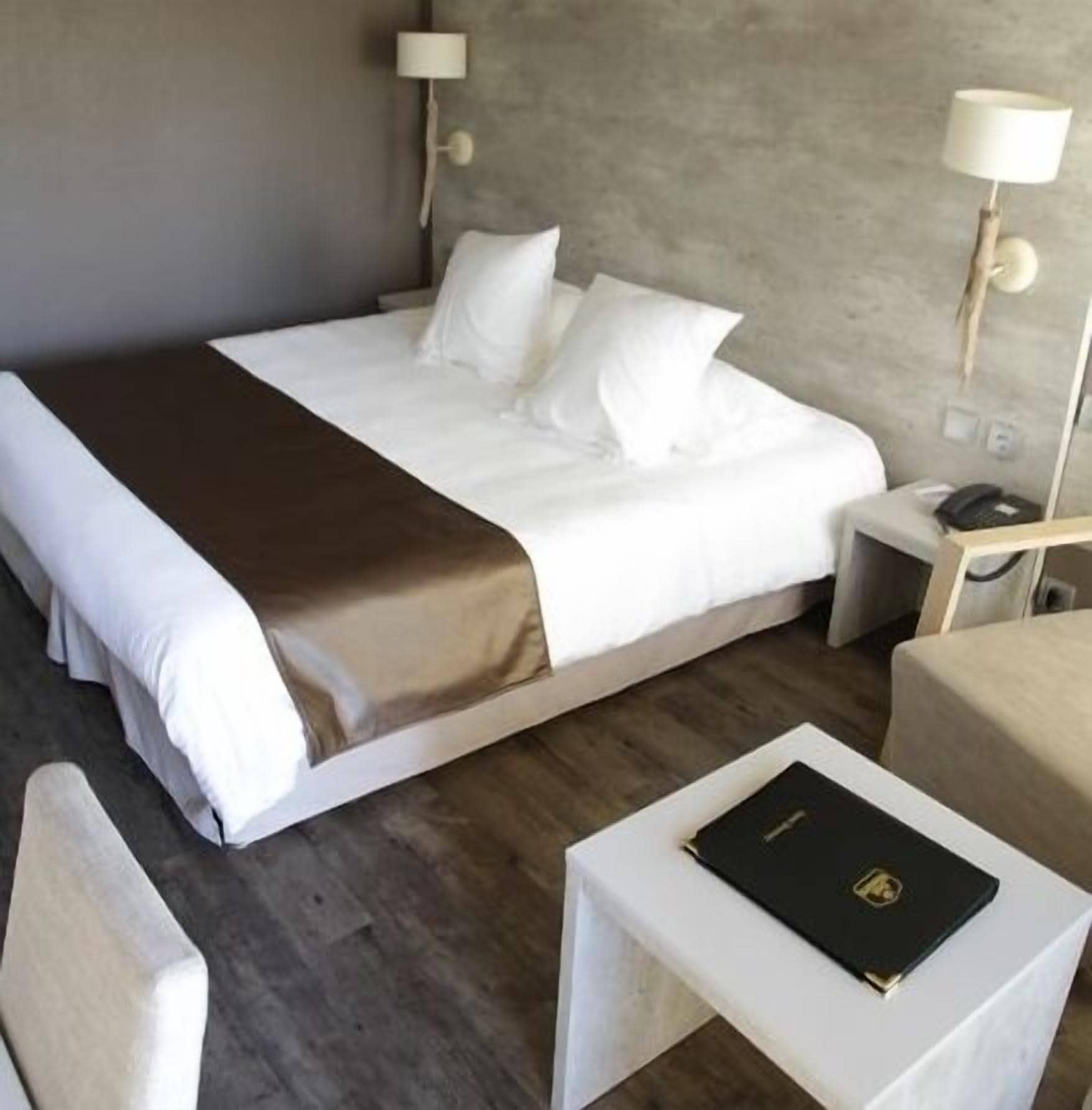 standard room, 1 queen bed, non smoking | minibar, in-room safe, desk, soundproofing