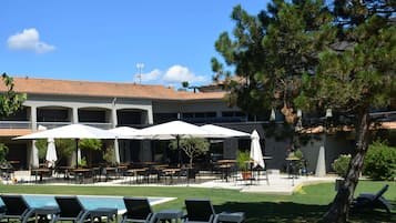 Alberca al aire libre por temporada y camastros