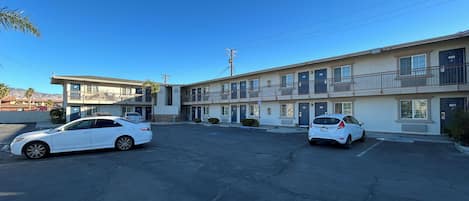 Vista frontal de la propiedad