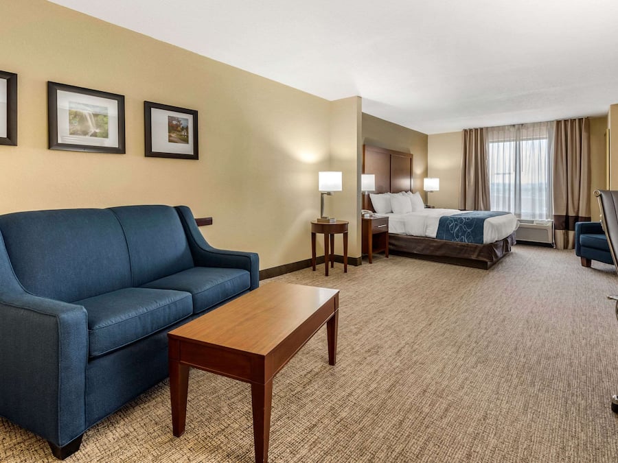 Escritorio, cortinas blackout y tabla de planchar con plancha