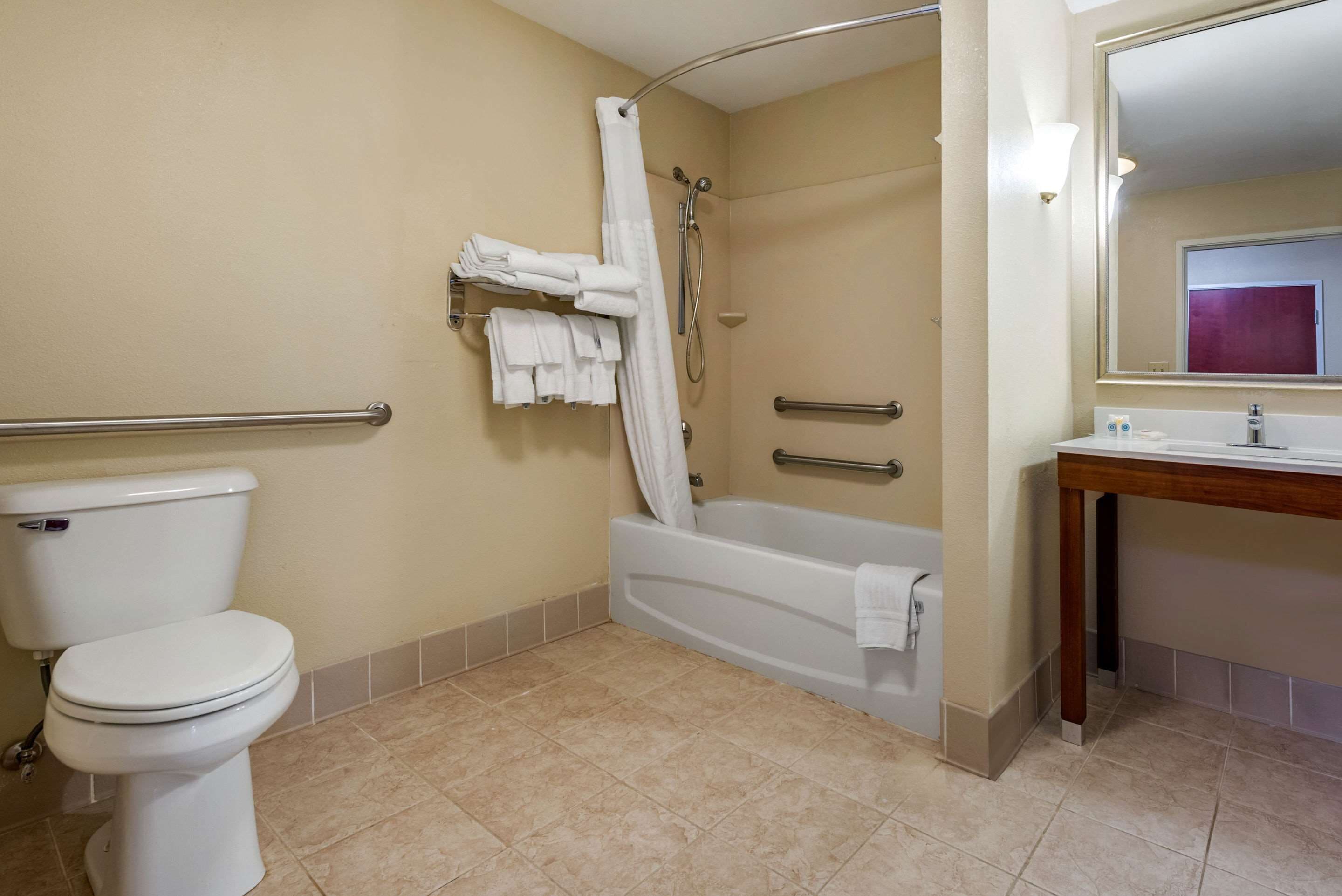combined shower/bathtub, hair dryer, towels