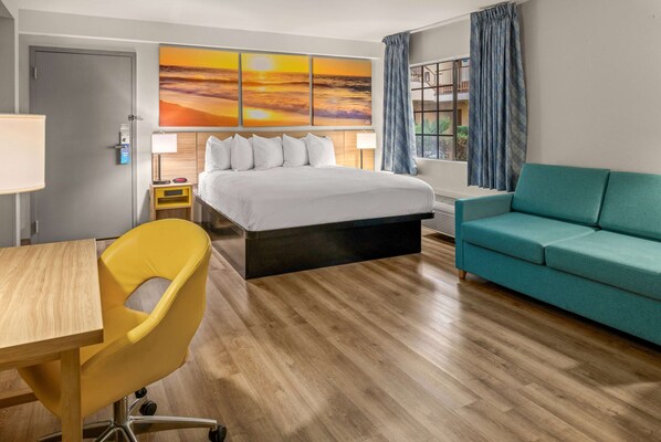 Studio Suite, 1 King Bed, Non Smoking | In-room safe, desk, laptop workspace, blackout drapes