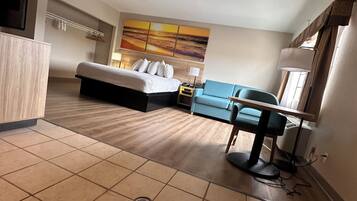 Une chambre d’hôtel avec un lit, un canapé, un bureau et une salle de bain.
