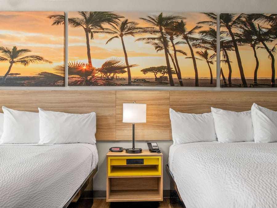 Cofres nos quartos, escrivaninha, espaço de trabalho para notebook