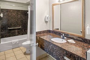 Tina con regadera, amenidades de baño gratuitas, secadora de cabello