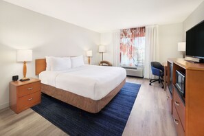 Literie de qualité supérieure, bureau, rideaux occultants