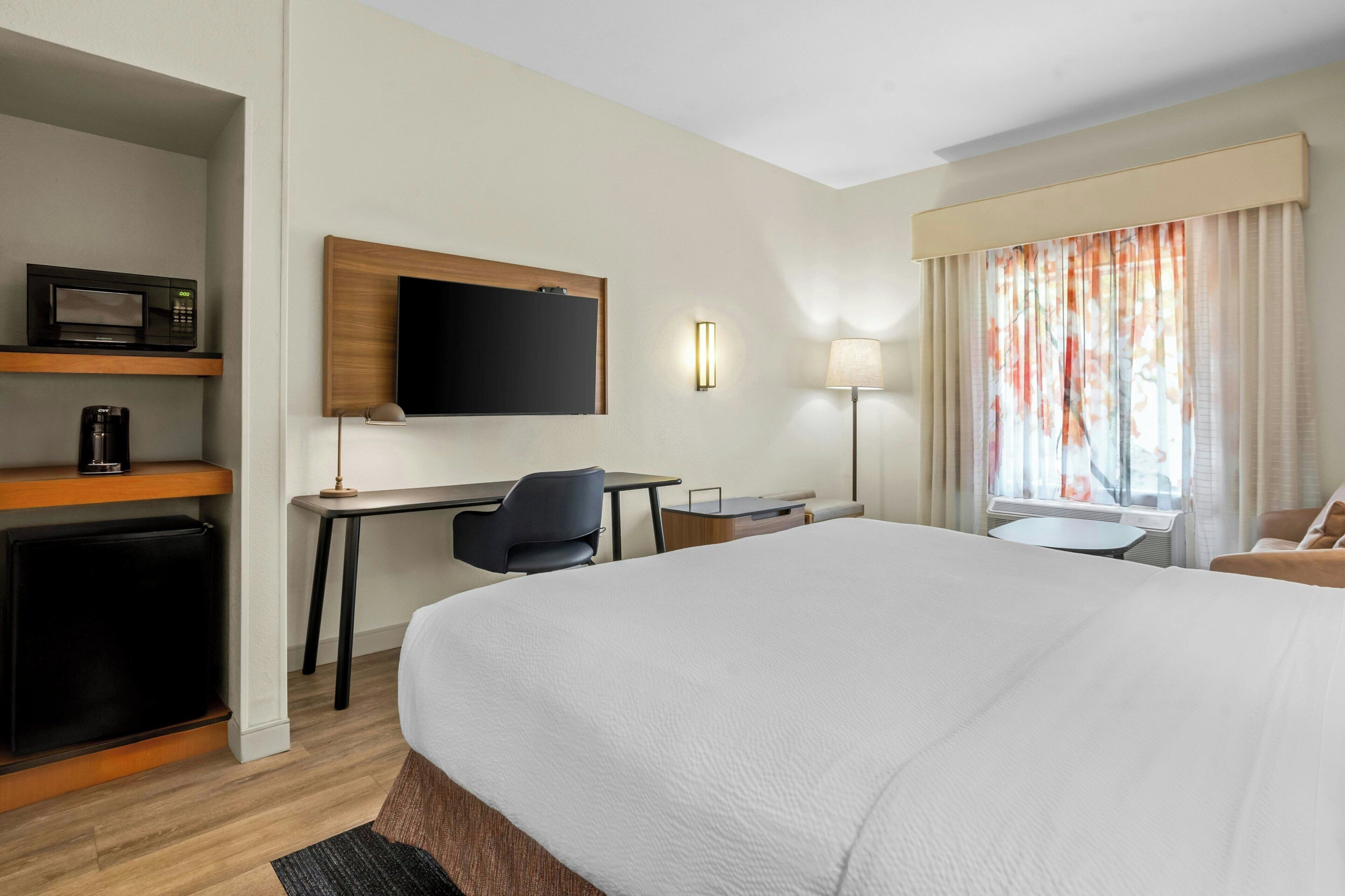 Ropa de cama de alta calidad, escritorio y cortinas blackout 