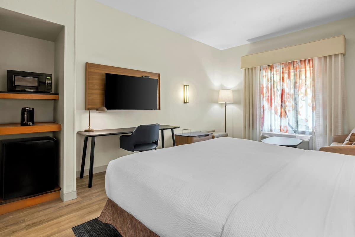 Ropa de cama de alta calidad, escritorio y cortinas blackout