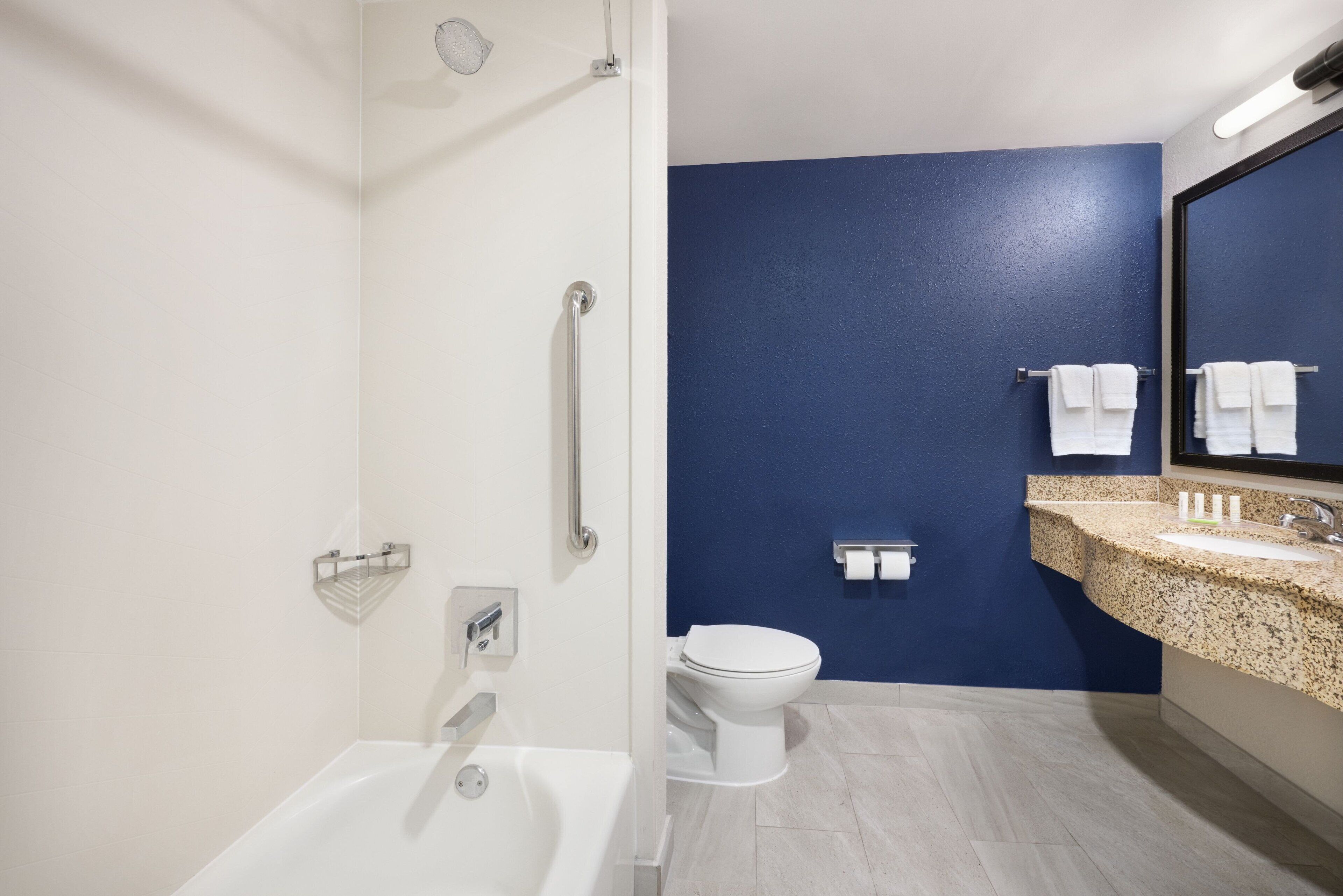 Combined shower/tub, free toiletries, hair dryer, towels
