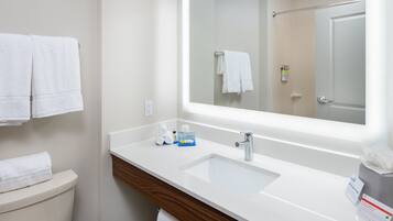 Combined shower/bathtub, free toiletries, hair dryer, towels