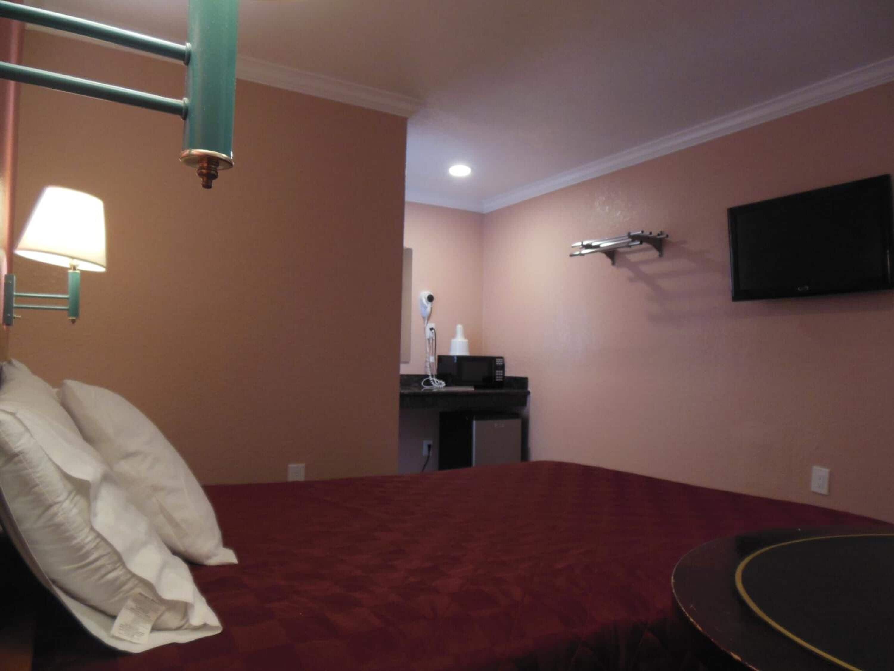 Wi-Fi gratis, seprai linen, dan dapat diakses tamu berkursi roda