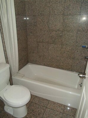 Standaard kamer, 1 queensize bed, niet-roken | Badkamer | Een bad/douchecombinatie, een haardroger, handdoeken