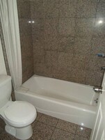 Bañera con ducha, secador de pelo, toallas