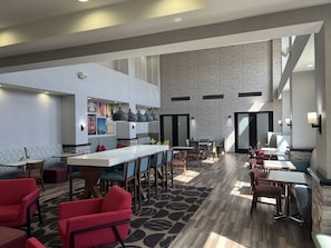 Free daily buffet breakfast  - Hampton Inn & Suites Barstow (Barstow)