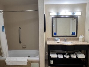 Bathroom - Hampton Inn & Suites Barstow (Barstow)