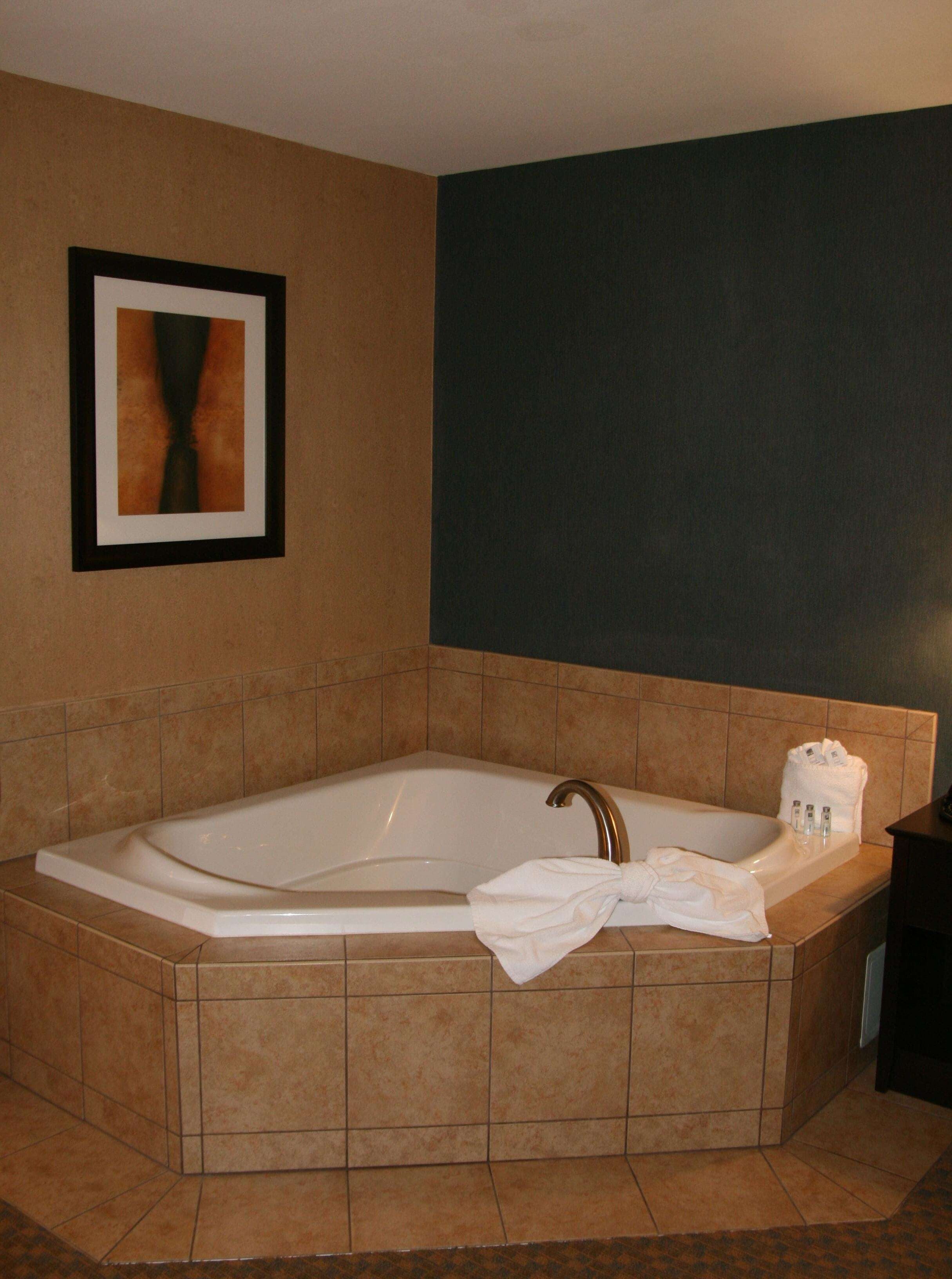 kingstudio whirlpool | bathroom | combined shower/bathtub, free toiletries, hair dryer, towels