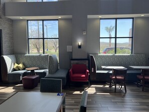Free daily buffet breakfast - Hampton Inn & Suites Barstow (Barstow)