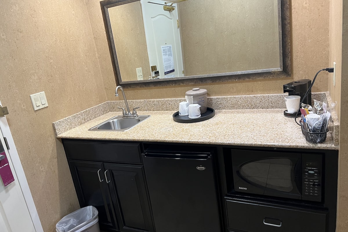 kingstudio whirlpool | bathroom | combined shower/bathtub, free toiletries, hair dryer, towels