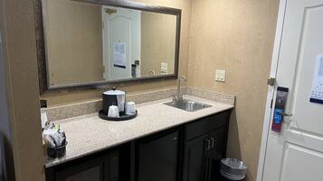 Estúdio, Uma cama King, Não-fumante | Edredons de pluma, camas com colchões pillow-top