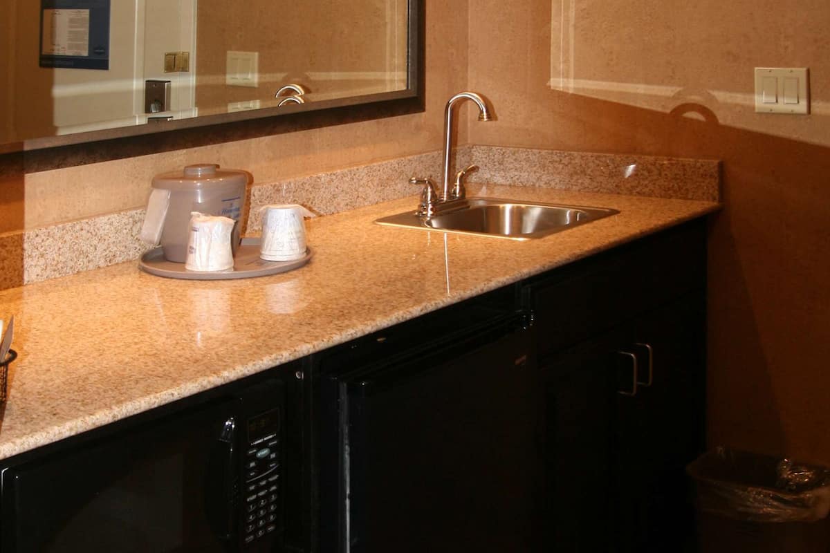 fridge, microwave, coffee/tea maker