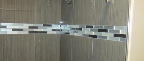 Combined shower/bathtub, hair dryer, towels