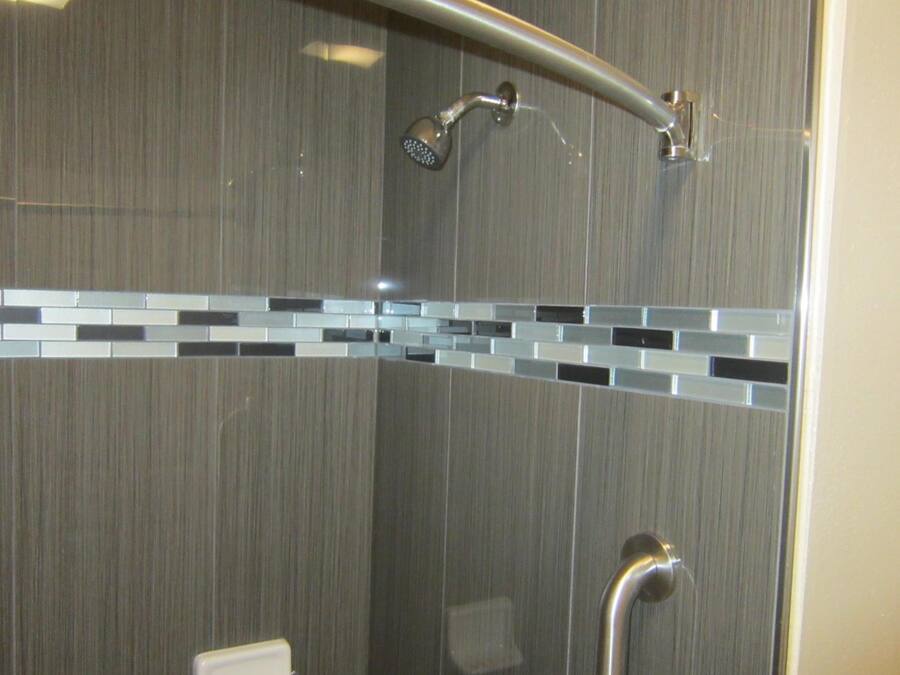 Combined shower/bathtub, hair dryer, towels