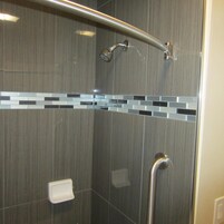 Bañera con ducha, secador de pelo, toallas