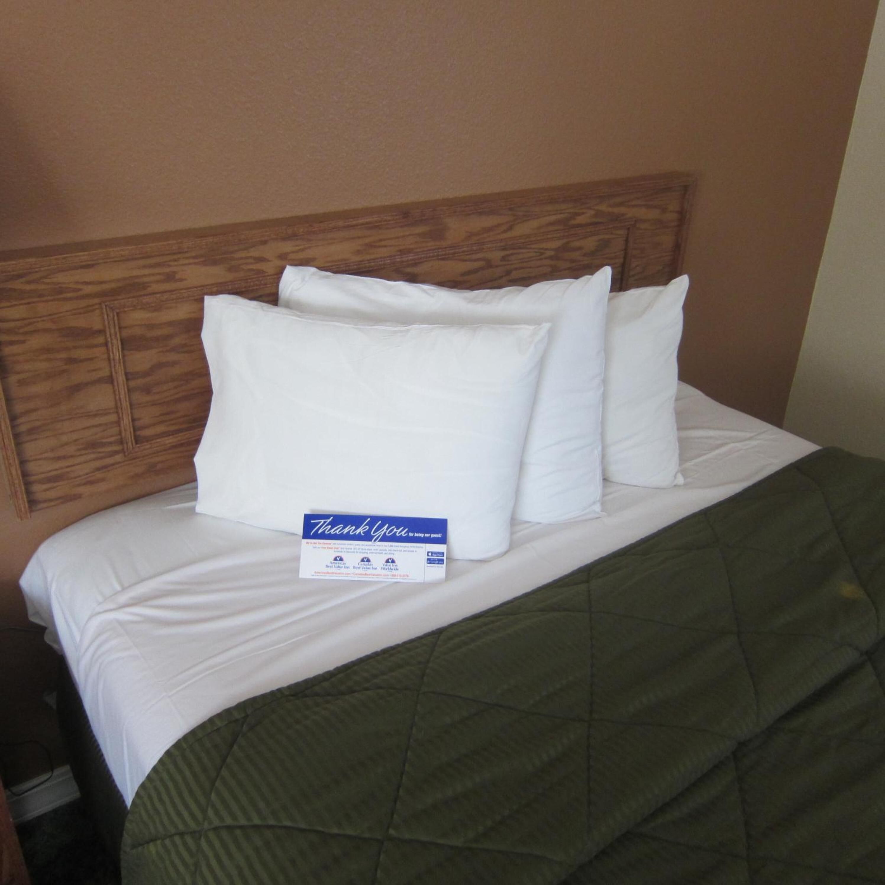 Escritorio, tabla de planchar con plancha, wifi gratis y ropa de cama 