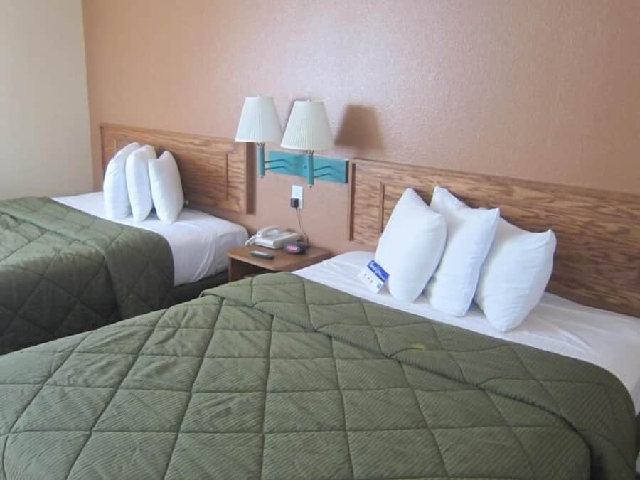 Habitación estándar, 2 camas de matrimonio | Escritorio, tabla de planchar con plancha, wifi gratis y ropa de cama