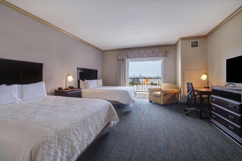 Literie de qualité, bureau, fer et planche à repasser