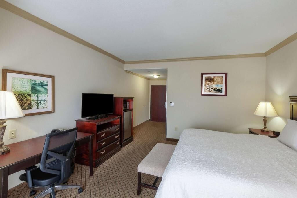 Literie de qualité, bureau, fer et planche à repasser