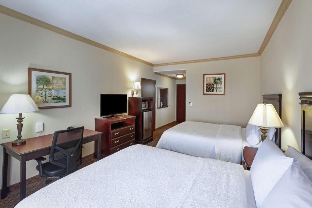 Literie de qualité, bureau, fer et planche à repasser