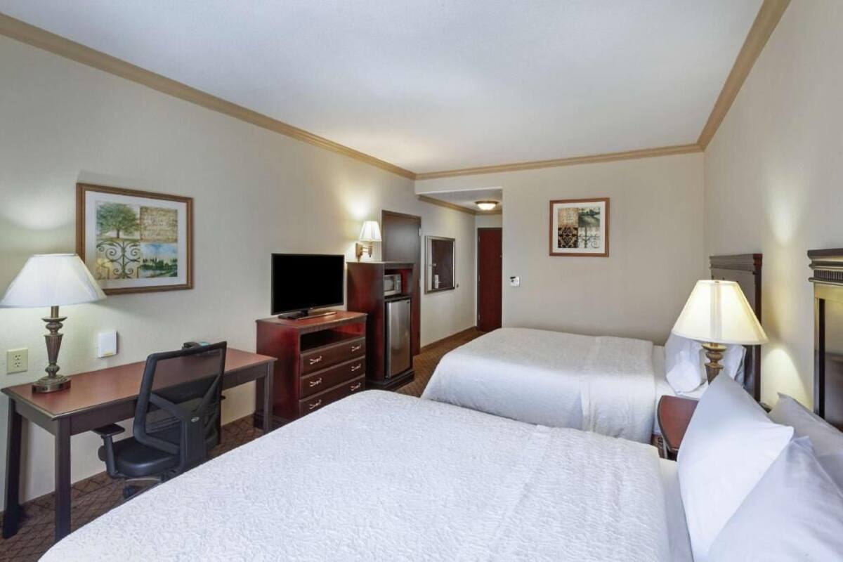 Literie de qualité, bureau, fer et planche à repasser