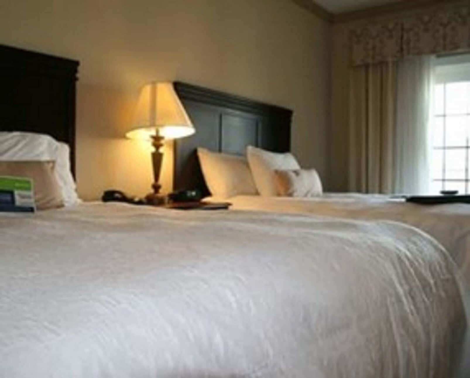 Literie de qualité, bureau, fer et planche à repasser