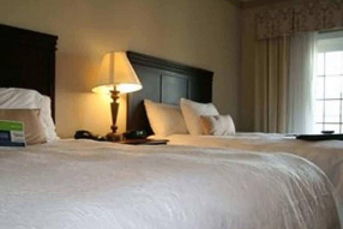 Literie de qualité, bureau, fer et planche à repasser