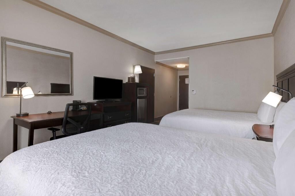 Literie de qualité, bureau, fer et planche à repasser