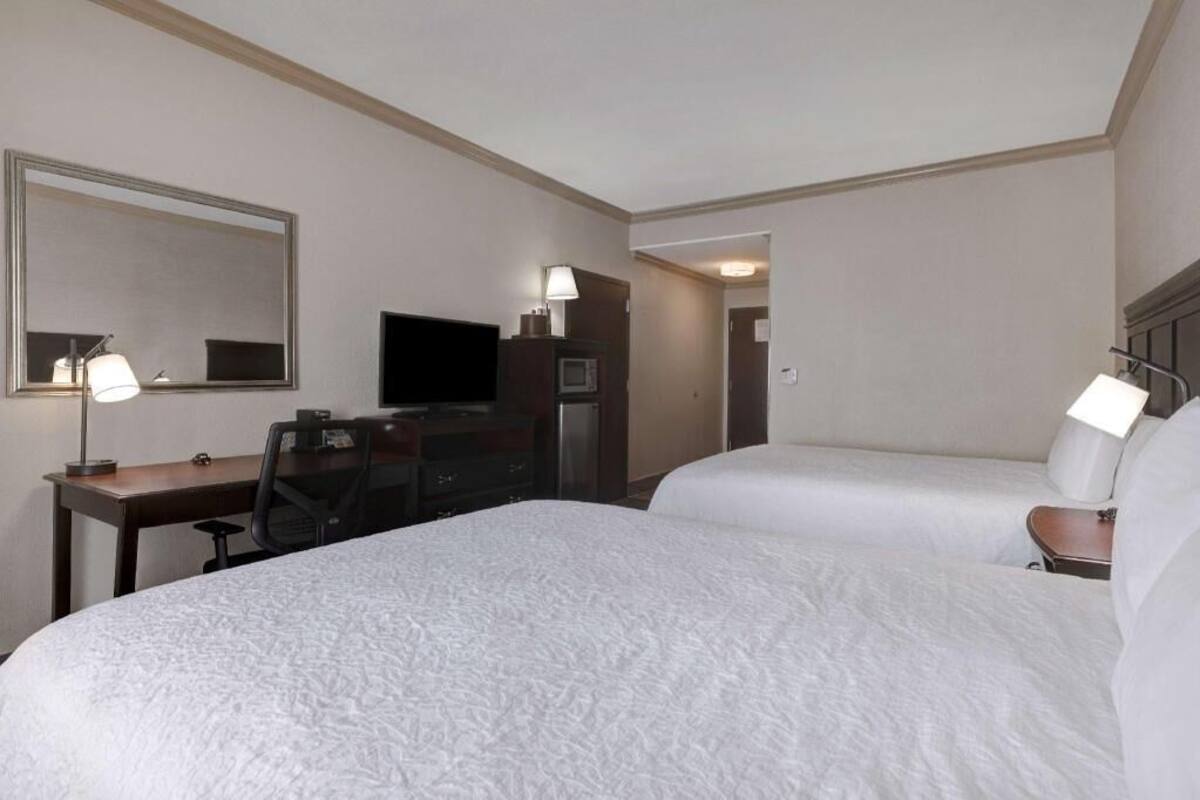 Literie de qualité, bureau, fer et planche à repasser