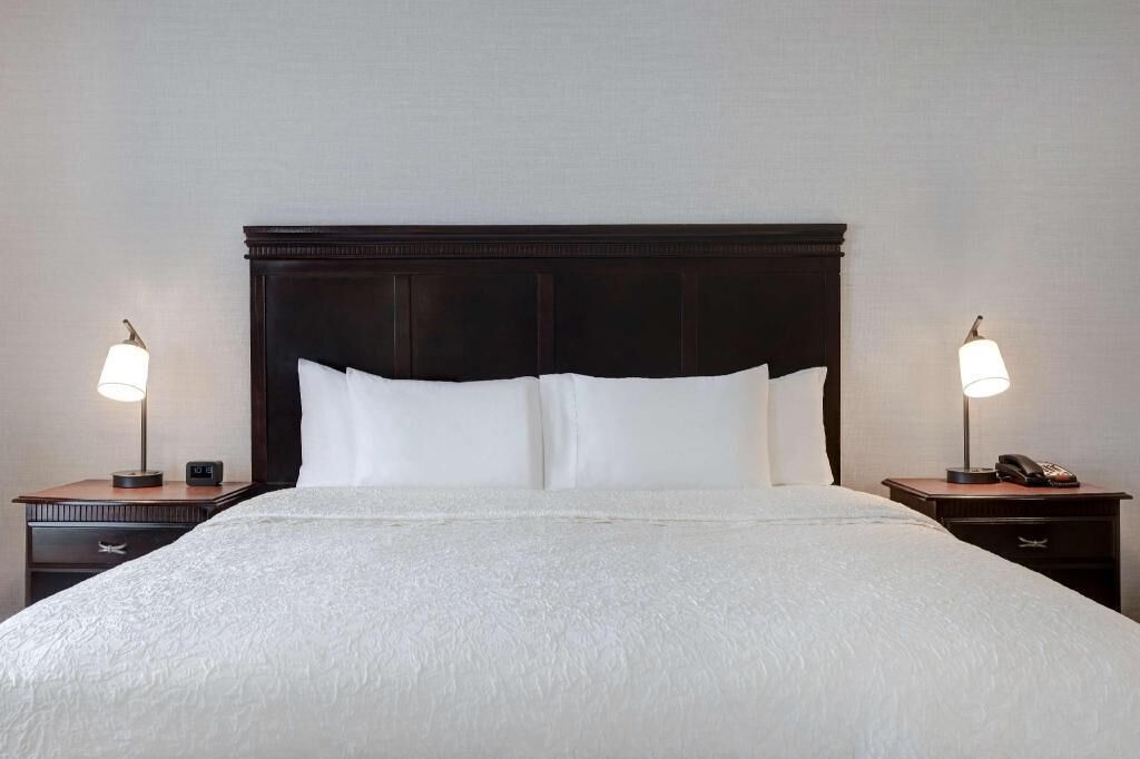 Literie de qualité, bureau, fer et planche à repasser