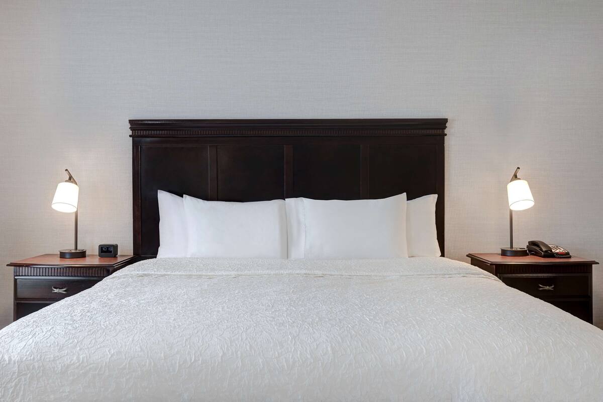 Literie de qualité, bureau, fer et planche à repasser