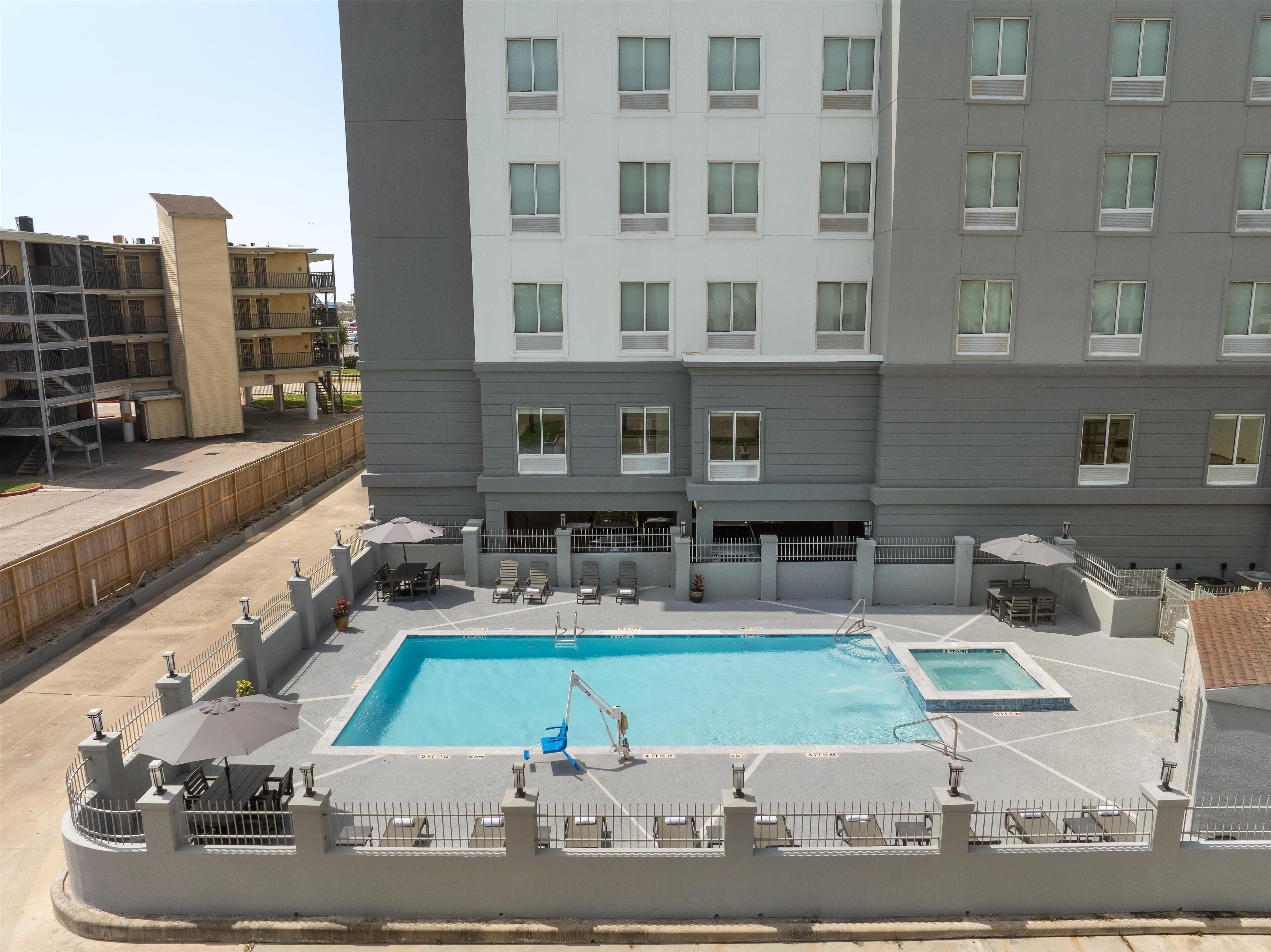 outdoor pool, open 10:00 am to 10:00 pm, pool loungers