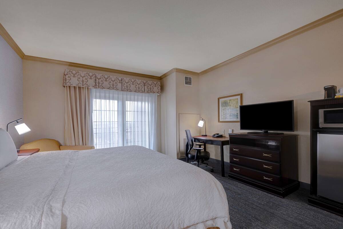 Literie de qualité, bureau, fer et planche à repasser