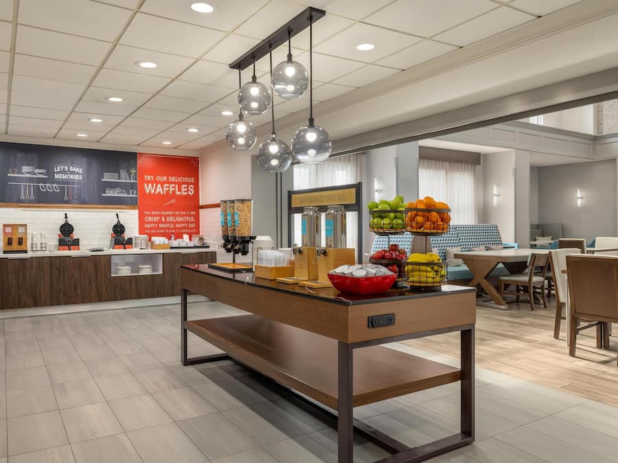 Café da manhã com buffet grátis todos os dias