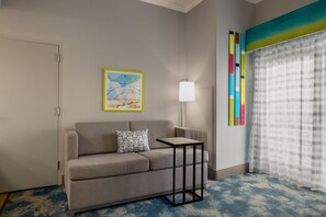 Ettroms leilighet, 1 kingsize-seng og 1 sovesofa, ikke-røyk (Studio with Balcony, Non-Smoking) | Oppholdsområde | LCD-TV