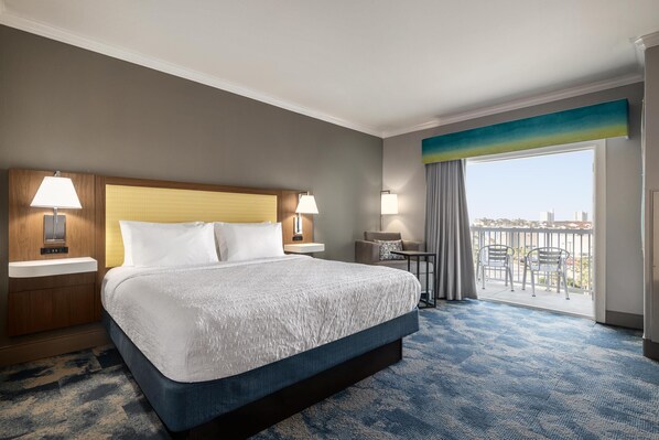 Hochwertige Bettwaren, Schreibtisch, Bügeleisen/Bügelbrett